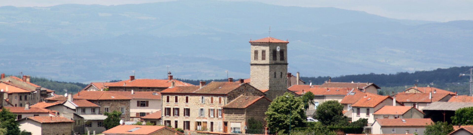 Mairie de Montchal dans la Loire commune de Forez Est